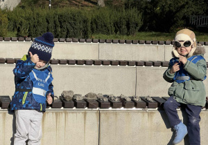Zdjęcie przedstawia dzieci podczas zabaw w parku