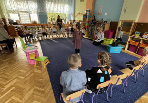 Zdjęcie przedstawia dzieci podczas konkursu