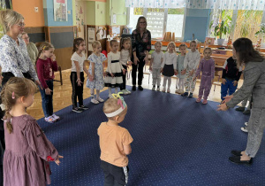 Zdjęcie przedstawia dzieci podczas konkursu