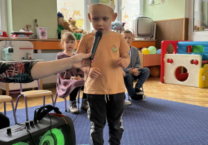 Zdjęcie przedstawia dzieci podczas konkursu