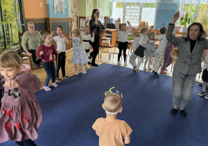 Zdjęcie przedstawia dzieci podczas konkursu