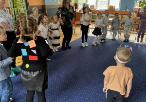 Zdjęcie przedstawia dzieci podczas konkursu