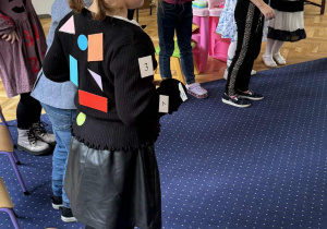 Zdjęcie przedstawia dzieci podczas konkursu