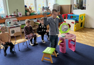 Zdjęcie przedstawia dzieci podczas konkursu