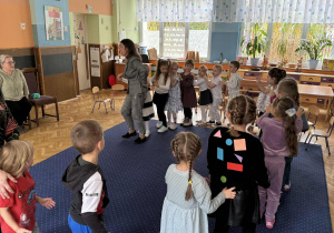 Zdjęcie przedstawia dzieci podczas konkursu