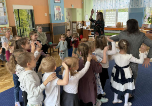 Zdjęcie przedstawia dzieci podczas konkursu