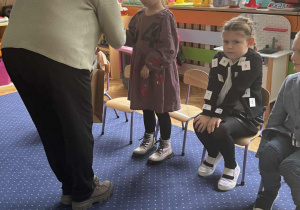 Zdjęcie przedstawia dzieci podczas konkursu