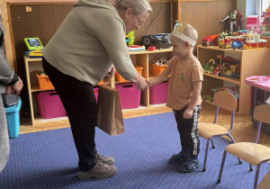 Zdjęcie przedstawia dzieci podczas konkursu