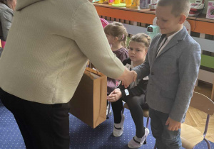 Zdjęcie przedstawia dzieci podczas konkursu