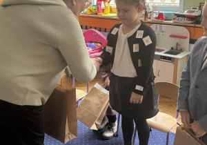 Zdjęcie przedstawia dzieci podczas konkursu