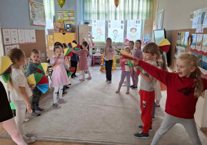 Zdjęcie przedstawia dzieci podczas zajęć muzyczno- ruchowych