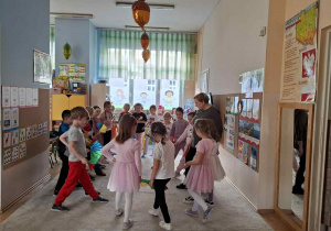 Zdjęcie przedstawia dzieci podczas zajęć muzyczno- ruchowych