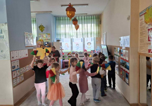 Zdjęcie przedstawia dzieci podczas zajęć muzyczno- ruchowych