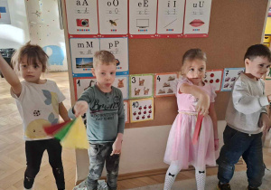 Zdjęcie przedstawia dzieci podczas zajęć muzyczno- ruchowych