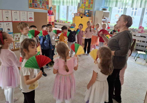 Zdjęcie przedstawia dzieci podczas zajęć muzyczno- ruchowych