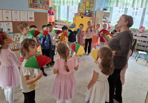 Zdjęcie przedstawia dzieci podczas zajęć muzyczno- ruchowych