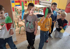 Zdjęcie przedstawia dzieci podczas zajęć muzyczno- ruchowych