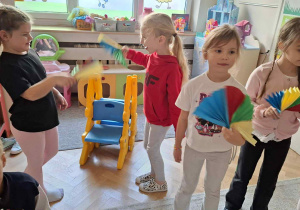 Zdjęcie przedstawia dzieci podczas zajęć muzyczno- ruchowych