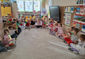 Zdjęcie przedstawia dzieci podczas zajęć muzyczno- ruchowych