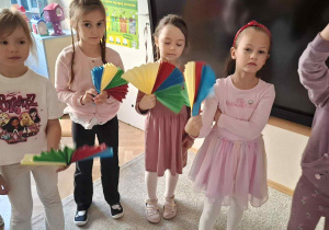 Zdjęcie przedstawia dzieci podczas zajęć muzyczno- ruchowych