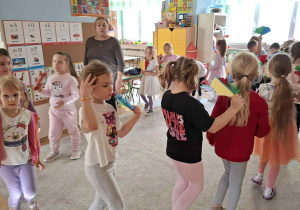 Zdjęcie przedstawia dzieci podczas zajęć muzyczno- ruchowych