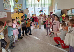 Zdjęcie przedstawia dzieci podczas zajęć muzyczno- ruchowych