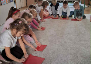 Zdjęcie przedstawia dzieci podczas zajęć muzyczno- ruchowych