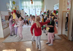 Zdjęcie przedstawia dzieci podczas zajęć muzyczno- ruchowych