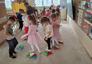 Zdjęcie przedstawia dzieci podczas zajęć muzyczno- ruchowych