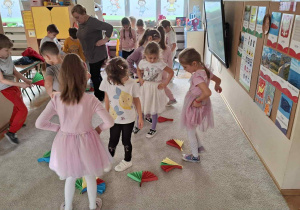 Zdjęcie przedstawia dzieci podczas zajęć muzyczno- ruchowych