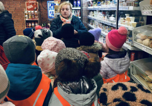 Zdjęcie przedstawia dzieci podczas wyjścia do sklepu spożywczego