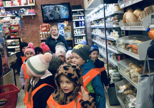Zdjęcie przedstawia dzieci podczas wyjścia do sklepu spożywczego