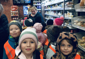 Zdjęcie przedstawia dzieci podczas wyjścia do sklepu spożywczego