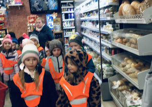 Zdjęcie przedstawia dzieci podczas wyjścia do sklepu spożywczego