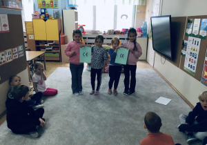 Zdjęcie przedstawia dzieci podczas warsztatów