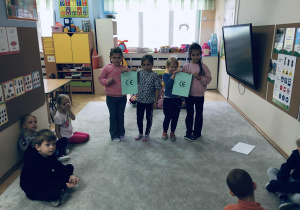 Zdjęcie przedstawia dzieci podczas warsztatów