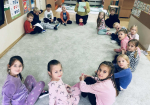 Zdjęcie przedstawia dzieci podczas warsztatów