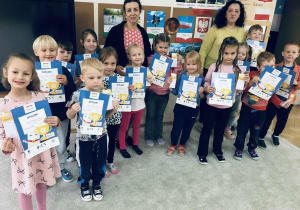 Zdjęcie przedstawia dzieci podczas warsztatów