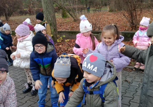 Zdjęcie przedstawia dzieci w orientarium