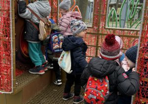 Zdjęcie przedstawia dzieci w orientarium