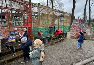 Zdjęcie przedstawia dzieci w orientarium