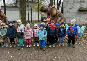 Zdjęcie przedstawia dzieci w orientarium