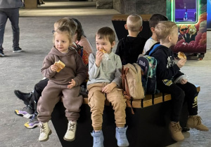 Zdjęcie przedstawia dzieci w orientarium