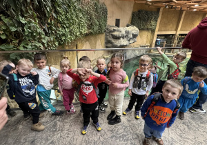 Zdjęcie przedstawia dzieci w orientarium