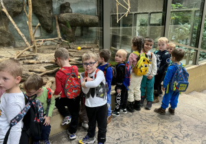 Zdjęcie przedstawia dzieci w orientarium