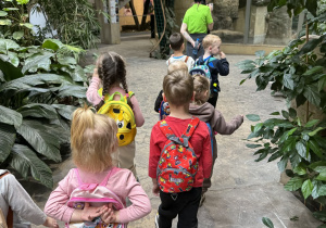 Zdjęcie przedstawia dzieci w orientarium