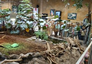 Zdjęcie przedstawia dzieci w orientarium