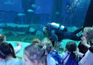 Zdjęcie przedstawia dzieci w orientarium