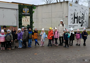 Zdjęcie przedstawia dzieci w orientarium