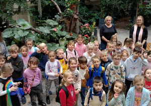 Zdjęcie przedstawia dzieci w orientarium